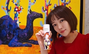 배우 겸 작가 윤송아와 화장품 브랜드 '이브스볼륨'과 아트 콜라보 눈길